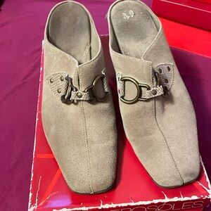 Aerosoles cinchworm tan suede mules size 9 1/2 M